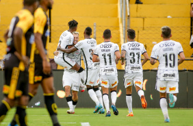 Bambu, Róger Guedes, Raul, Giuliano, Mantuan e Mosquito comemoram gol do Corinthians neste domingo