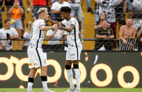 Róger Guedes e Bambu comemoram o gol do Corinthians