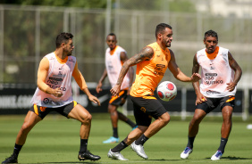 Giuliano, Renato Augusto e Paulinho em treino do Corinthians