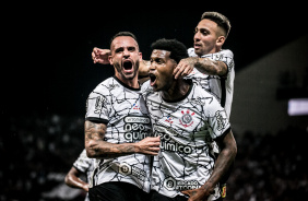 Gil, Mosquito e Renato Augusto aps o primeiro gol do Corinthians