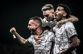 Gil, Mosquito e Renato Augusto comemorando o primeiro gol do Corinthians na Arena