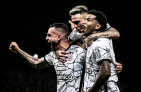 Gil, Mosquito e Renato Augusto comemorando o primeiro gol do Corinthians