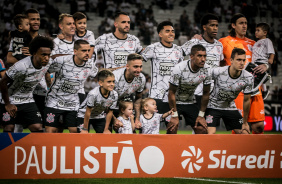 Jogadores titulares antes do jogo contra o Guarani