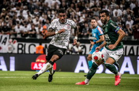 Paulinho durante o jogo entre Corinthians e Guarani