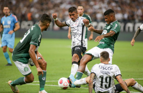 Paulinho e Gustavo Silva na partida do Corinthians contra o Guarani nesta quinta-feira
