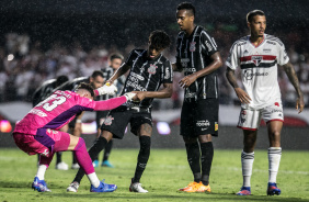J e Robson Bambu durante o jogo entre So Paulo e Corinthians