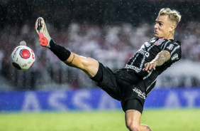 Rger Guedes tenta alcanar a bola durante o jogo entre So Paulo e Corinthians