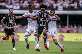 Willian divide a bola durante o primeiro tempo de So Paulo x Corinthians