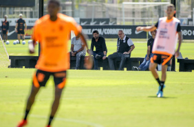 Duilio Monteiro Alves e Roberto de Andrade acompanham o treino do Corinthians desta quarta
