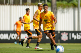 Vitor foi um dos jovens da base do Corinthians a completar o treino nesta quarta-feira