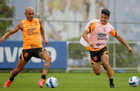 Fábio Santos e Roni disputando a bola