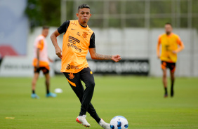 Adson no gramado do CT Joaquim Grava nesta manh