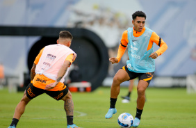 Du Queiroz participa de treino do Corinthians nesta sexta-feira