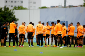 Elenco do Corinthians reunido no gramado do CT Joaquim Grava