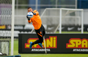 Goleiro Guilherme treinou normalmente nesta sexta-feira no CT