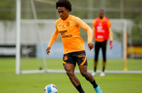 Meia Willian participa de treino do Corinthians