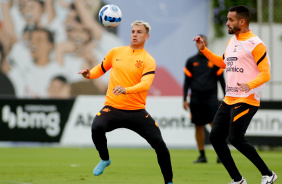 Rger Guedes e Renato Augusto durante treino do Corinthians