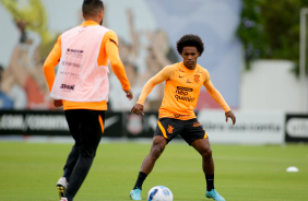 Willian e Renato Augusto participam de treino desta manh