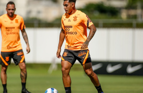 Du Queiroz treinando no gramado