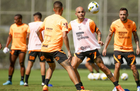 João Victor, Fábio Santos e Maycon durante treino do Corinthians no CT