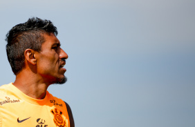 Paulinho em treinamento no CT Joaquim Grava