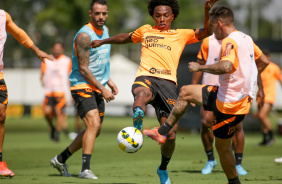 Renato Augusto e Willian durante atividade no CT