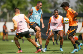 Renato Augusto, Xavier e Willian durante o treinamento do Corinthians no CT Joaquim Grava