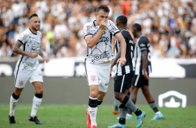 Lucas Piton beijando o escudo do Corinthians aps anotar o gol