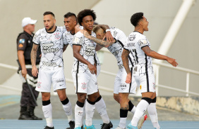 Maycon, Paulinho, Willian, Rger Guedes e Du Queiroz em comemorao do gol