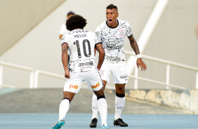 Paulinho comemorando seu gol contra o Botafogo