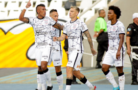 Paulinho, Maycon, Rger Guedes e Willian durante comemorao de gol do camisa 15