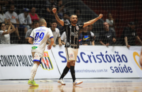 Allan comemorando gol em jogo contra o Santo Andr