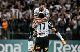 J e Mantuan comemoram o gol do Corinthians