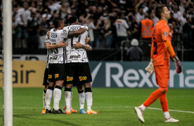 Jogadores do Corinthians comemorando o gol, marcado contra, da vitria alvinegra