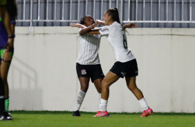 Gabi Medeiros e Dayse durante comemorao do segundo gol do Corinthians