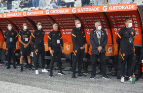 Vitor Pereira e comisso tcnica em jogo desta quarta-feira contra o Deportivo Cali