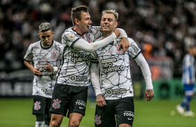 Adson, Rger Guedes e Luca Piton comemoram o gol do Corinthians