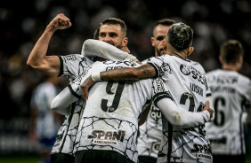 Jogadores do Corinthians comemoram gol contra o Ava