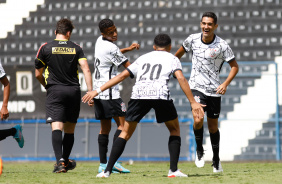 Adryan comemorando seu gol com companheiros