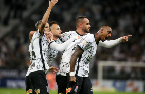 Adson, Maycon, Renato Augusto e Raul Gustavo comemorando gol do Corinthians