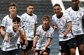 Grupo do Corinthians comemorando um dos gols contra o Grmio Osasco