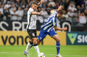 Jnior Moraes disputando bola com adversrio