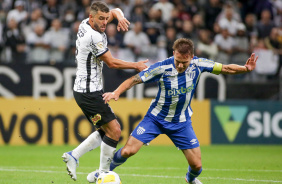Jnior Moraes em disputa de bola com jogador do Ava