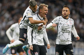 Rger Guedes, Adson e Maycon comemorando o gol do camisa 9