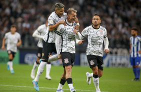 Rger Guedes comemorando seu gol com Adson e Maycon