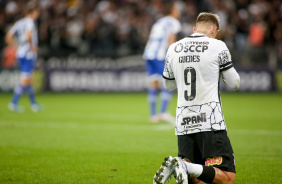 Rger Guedes durante comemorao de um de seus gols contra o Ava