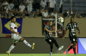 Adson e Xavier durante jogo entre Corinthians e Portuguesa, do Rio de Janeiro, pela Copa do Brasil