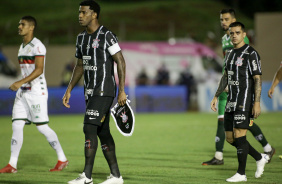 Gil e Fagner entram em campo para defender o Corinthians em estreia da Copa do Brasil