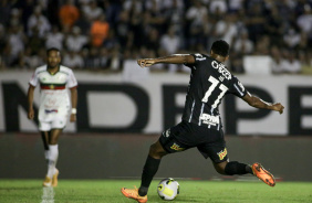 Momento em que J chuta a bola para marcar o gol de empate do Corinthians na Copa do Brasil