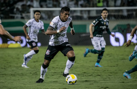 Paulinho durante o clssico contra o Palmeiras